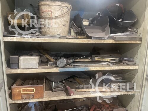 Stahlblechschrank mit Inhalt